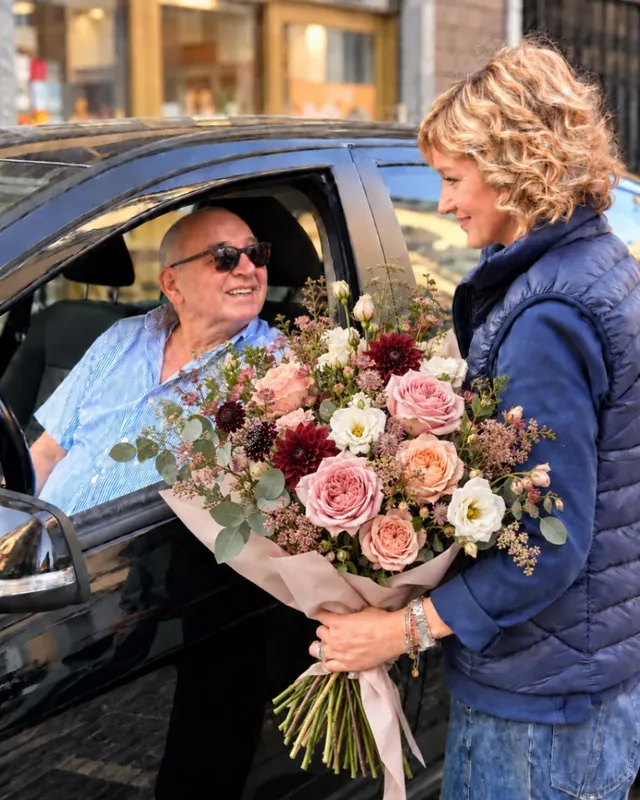 Bouquet consegnato al finestrino con il servizio Flowers Drive